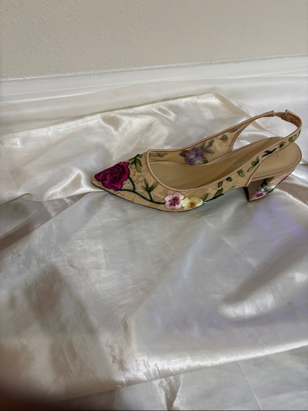 Betsey Johnson Beige Slingback Pumps with Magenta Floral Embroidery NWOT - Picture 2 of 8